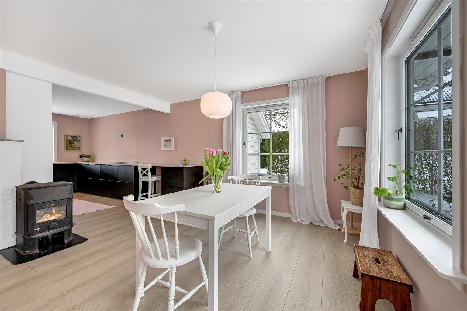 Kjøkkenet ligger i åpen løsning mot både spisestue og stue, noe som skaper en luftig og sosial sone – perfekt for både hverdag og selskap