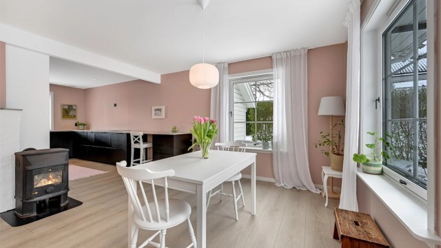 Kjøkkenet ligger i åpen løsning mot både spisestue og stue, noe som skaper en luftig og sosial sone – perfekt for både hverdag og selskap