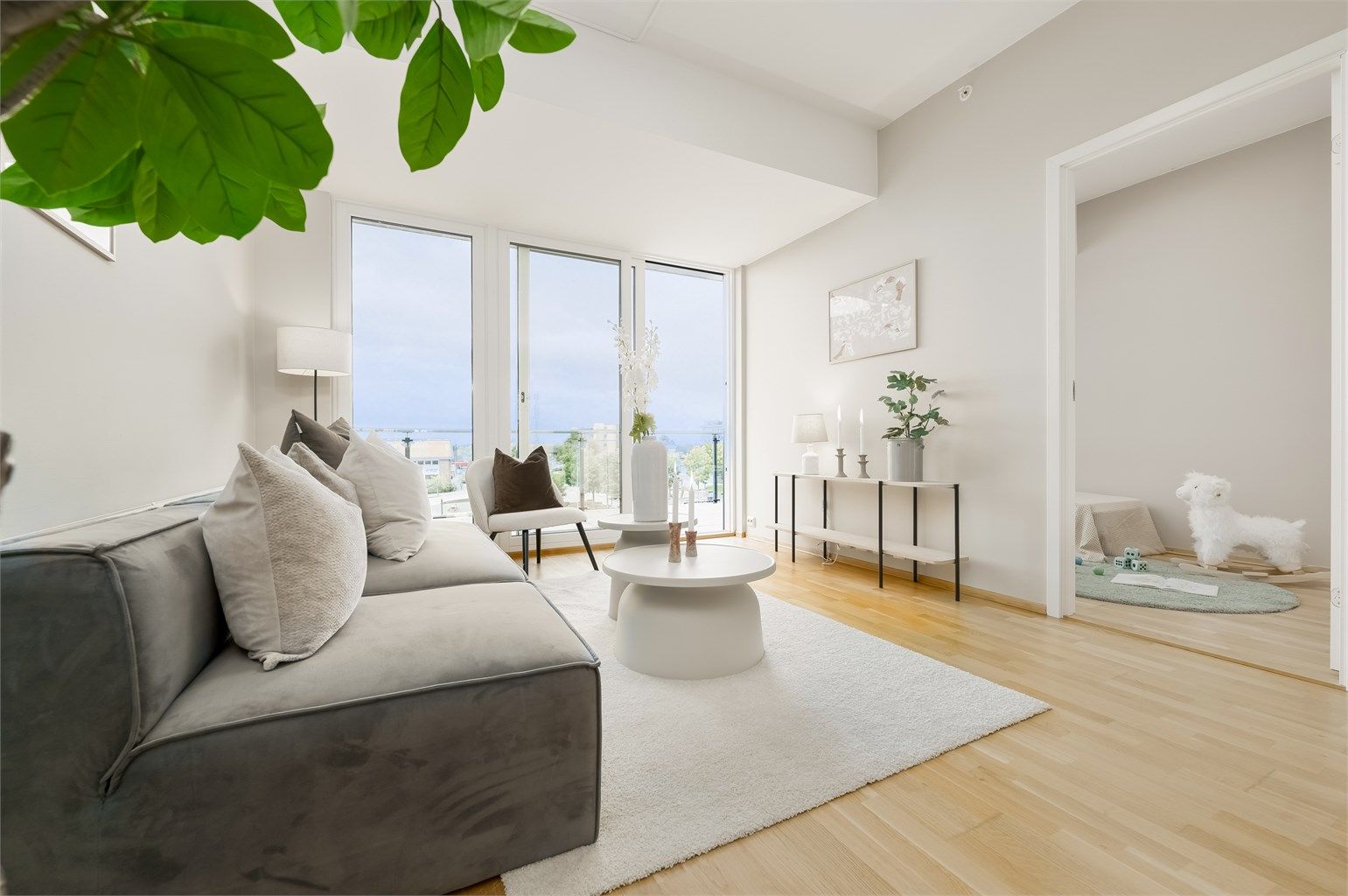 Fra stuen er det direkte utgang til balkong på 14 m2.