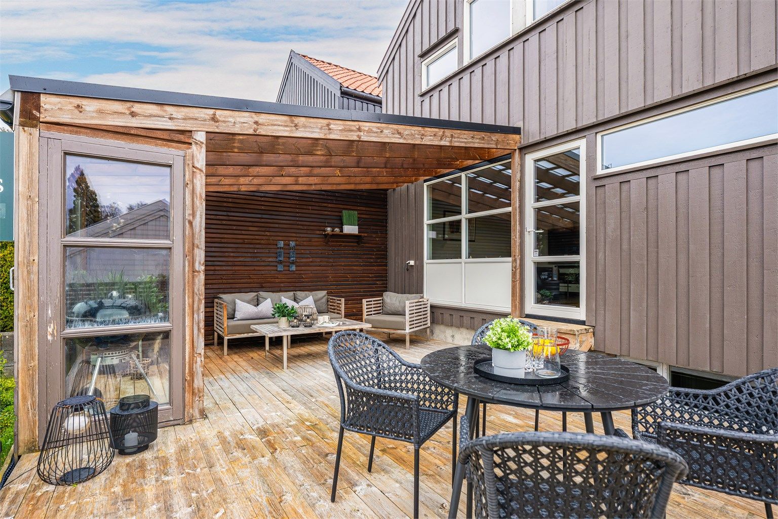 Det er fin hagestue hvor man kan trekke seg tilbake i etter en lang dag i solen. 