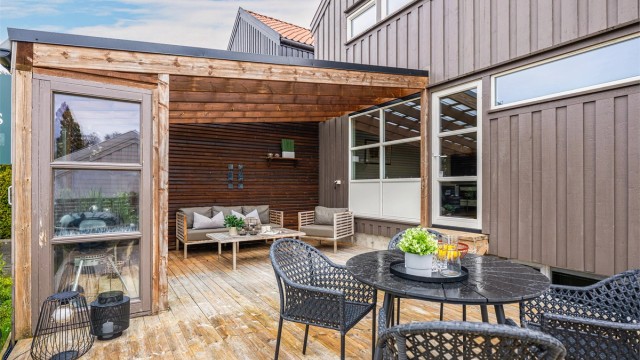 Det er fin hagestue hvor man kan trekke seg tilbake i etter en lang dag i solen.