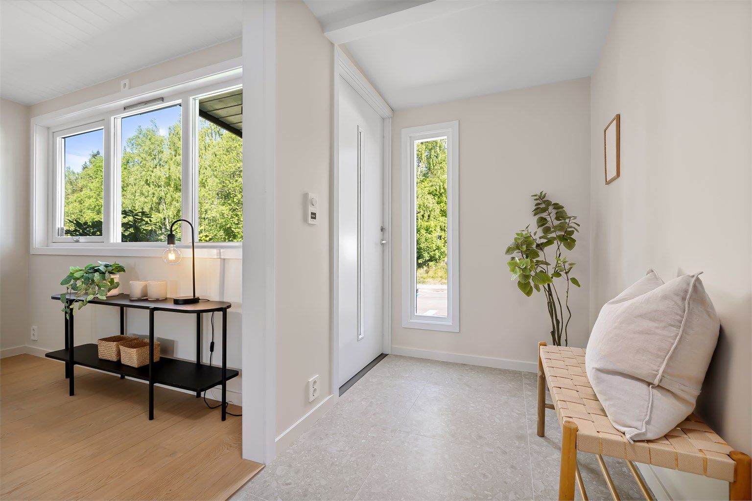 Ny inngangsdør. Varmekabler. Dimbar belysning