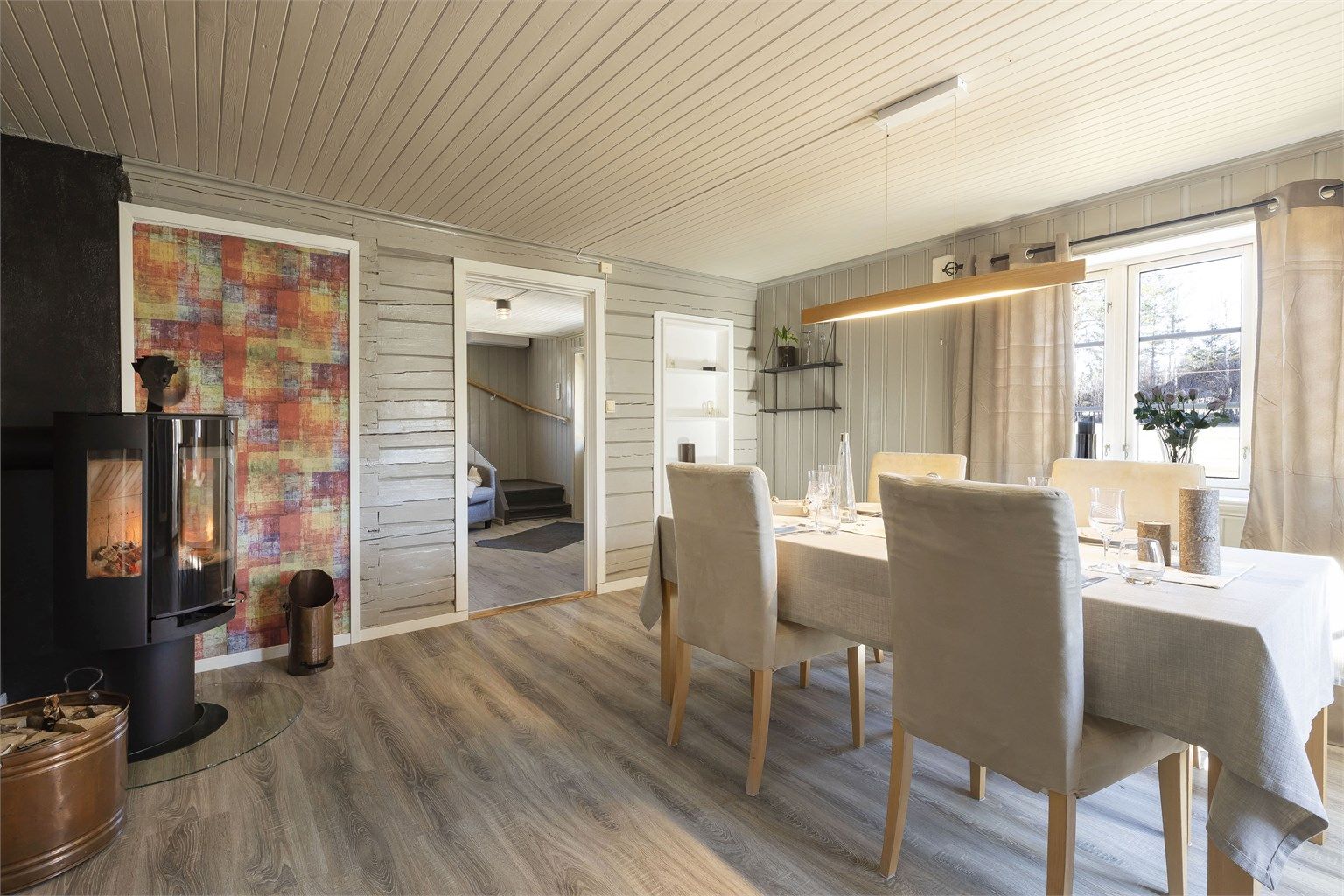 Kobling til entré fra spisestue.