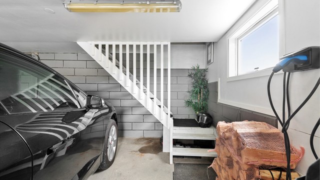Her kan du parkere bilen og gå tørrskodd inn til boligen. Elbillader er montert i garasjen.