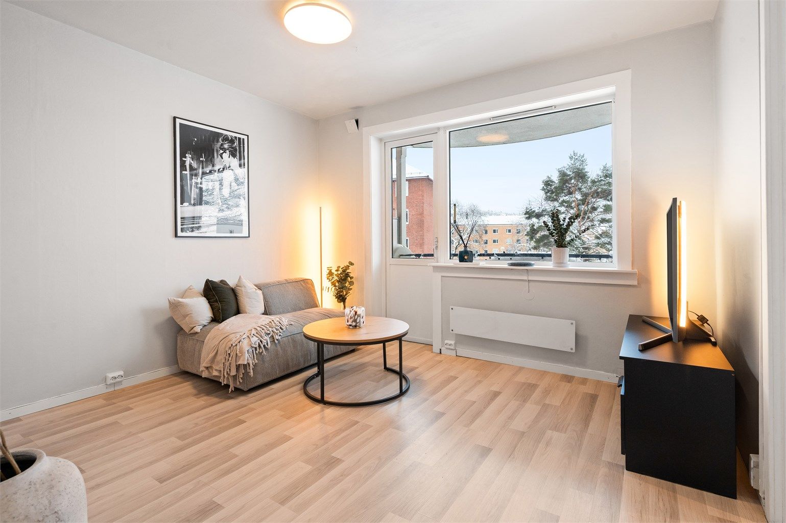 Leiligheten er holdt i lyse farger og behagelige farger kombinert med trestavs eikeparkett.