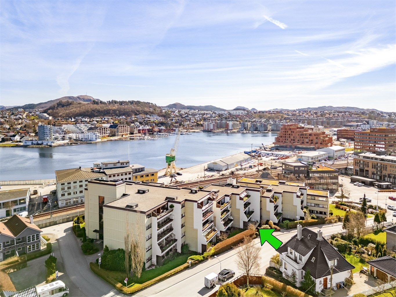 Høydefoto med pil mot leiligheten.