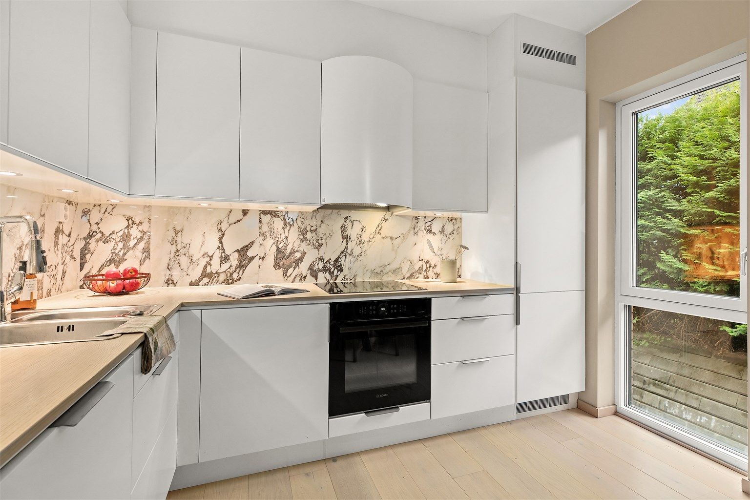 Kjøkkenet er god utstyrt, med integrerte hvitevarer og god oppbevaringsplass.