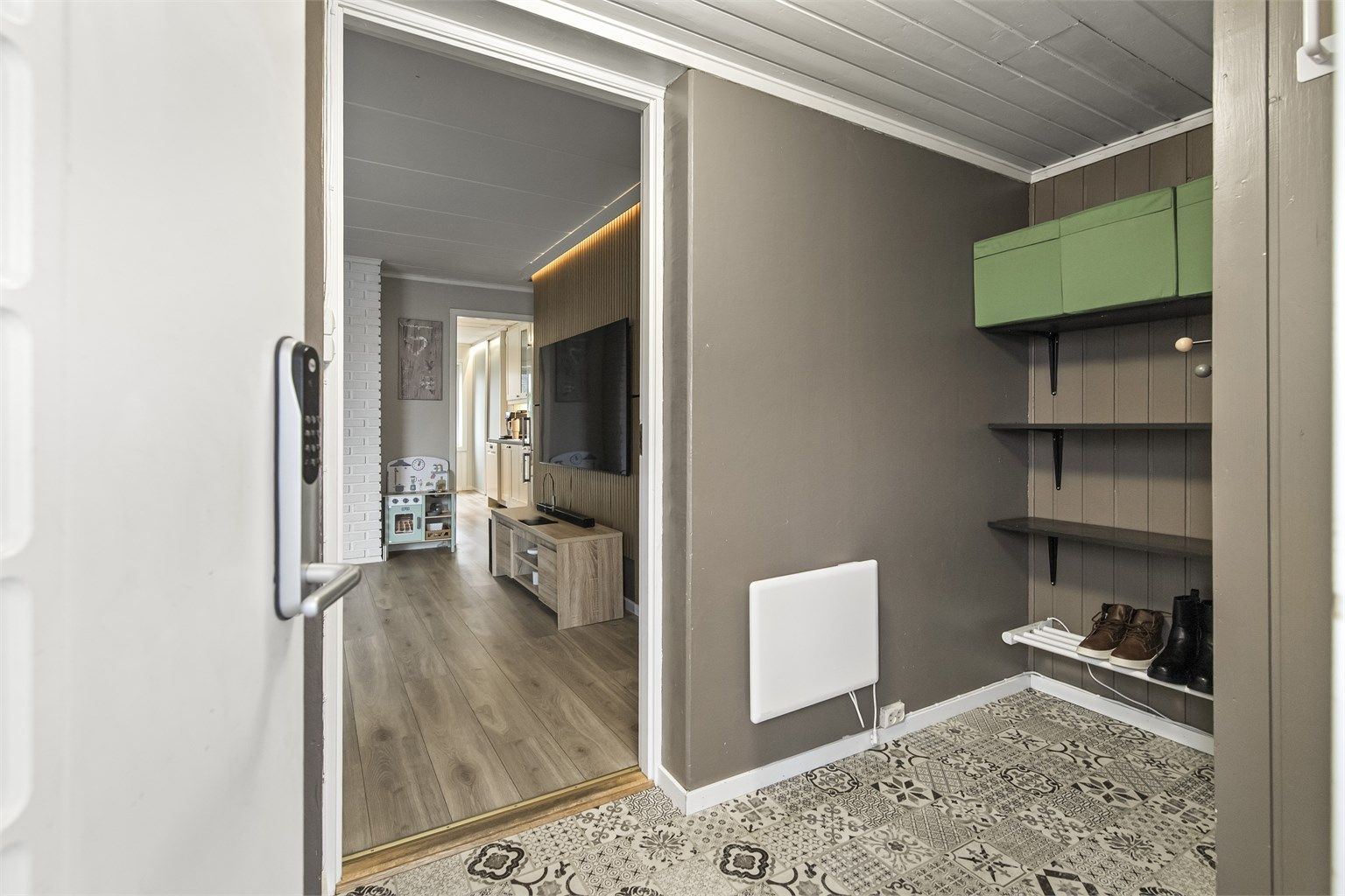 Godt med lagringsplass i gangen i egen bod samt muligheter for ekstra oppheng