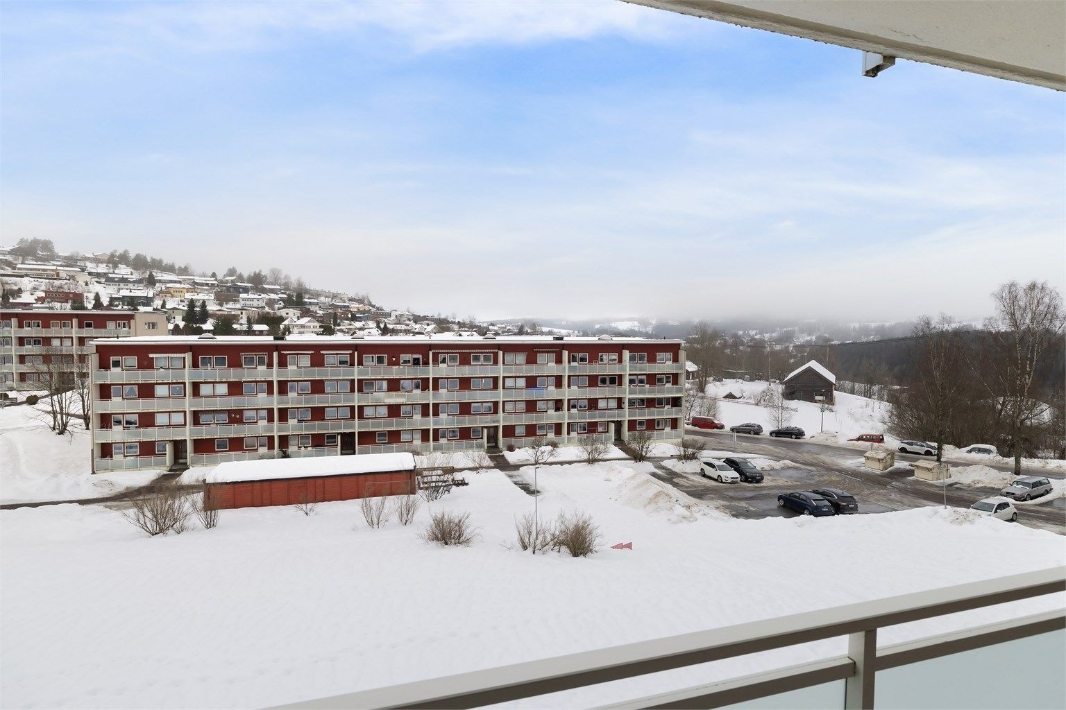 Nordvestvendt balkong på ca. 12 kvm med fin utsikt over området. Utgang fra hovedstuen.