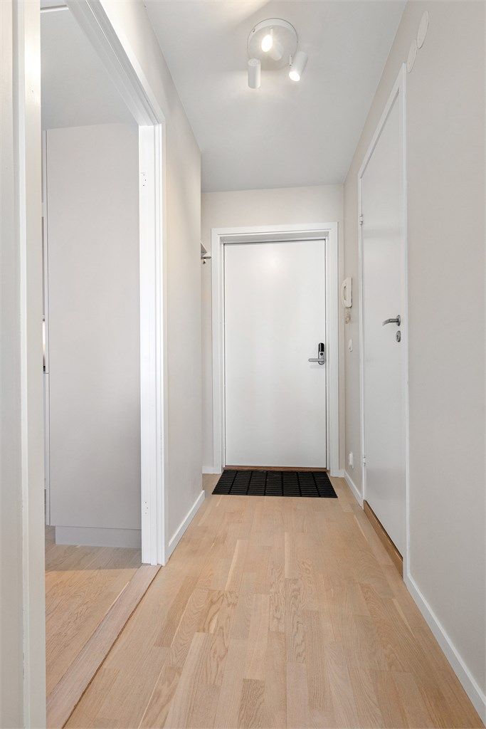 Entré i hoveddel med praktisk nisje for å henge fra seg yttertøy og sette fra seg sko. Det er satt inn nye baderoms dører i 2024 