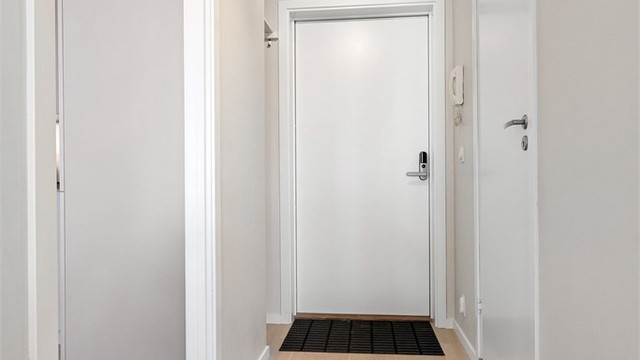 Entré i hoveddel med praktisk nisje for å henge fra seg yttertøy og sette fra seg sko. Det er satt inn nye baderoms dører i 2024