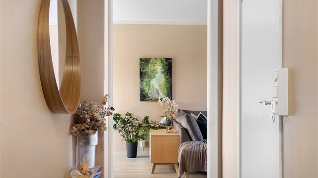 Lys og innbydende entré med nytt gulv og plassbygd garderobeskap. Leiligheten disponerer også to romslige boder utenfor leiligheten.
