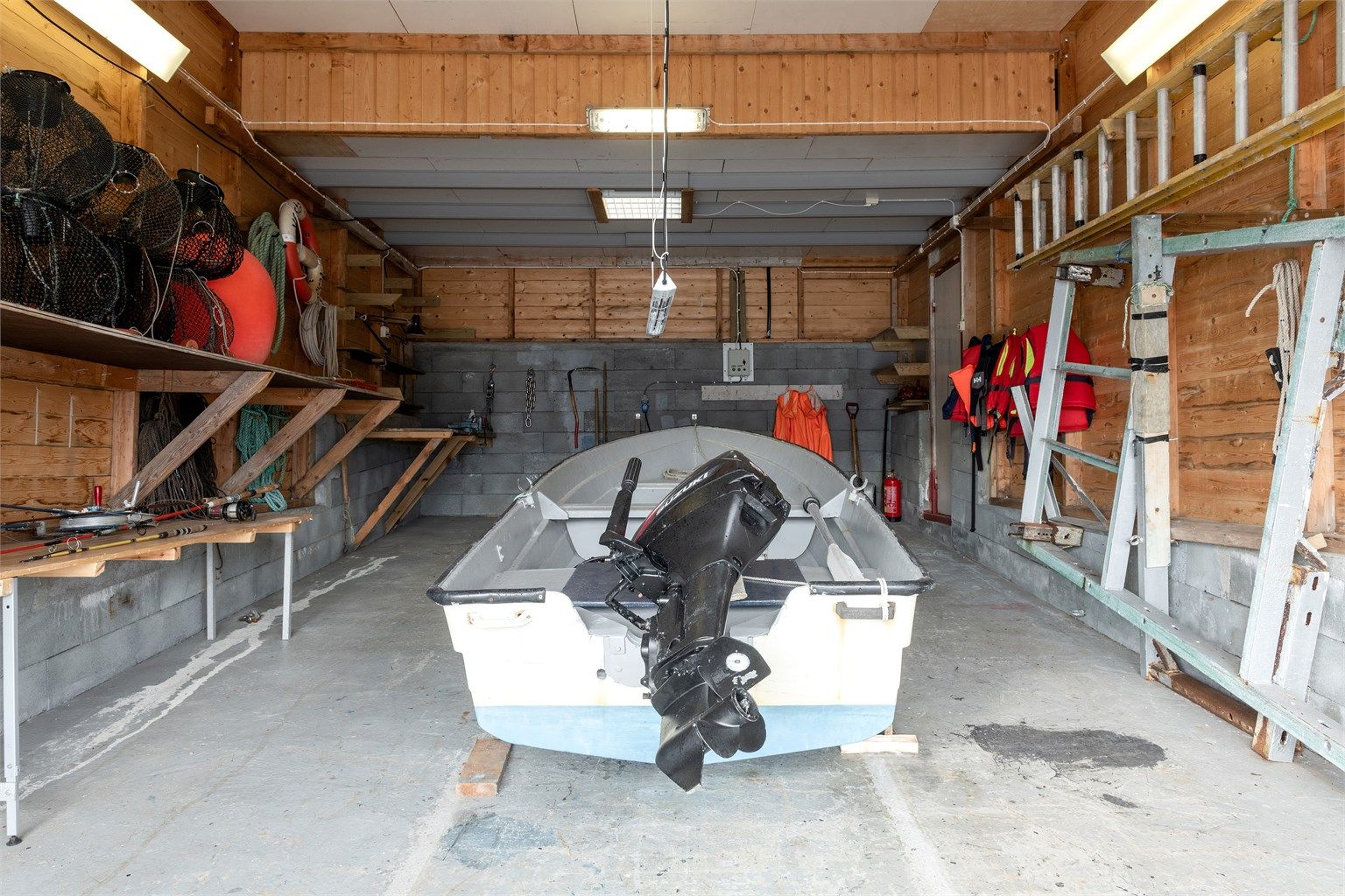 God plass til båt og fritidsutstyr i naustet