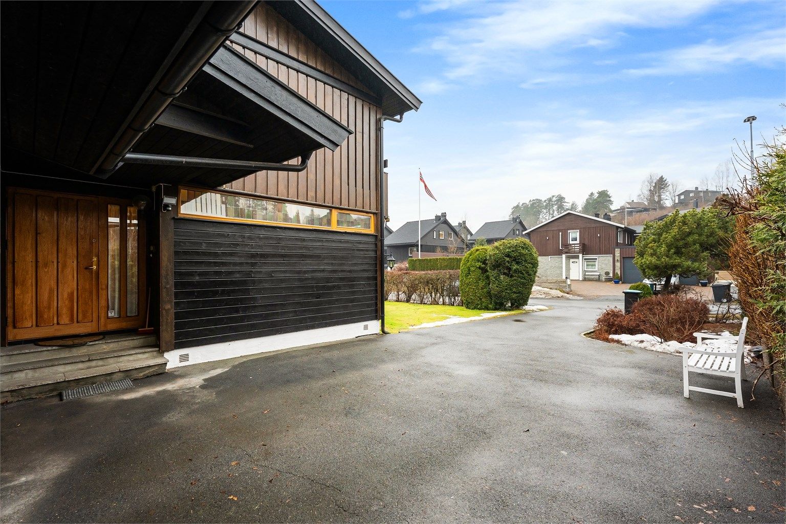 Eiendommen har to garasjer. Den ene på 16 m² er utstyrt med elektrisk leddport og elbil-lader.