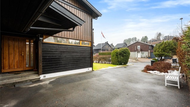 Eiendommen har to garasjer. Den ene på 16 m² er utstyrt med elektrisk leddport og elbil-lader.