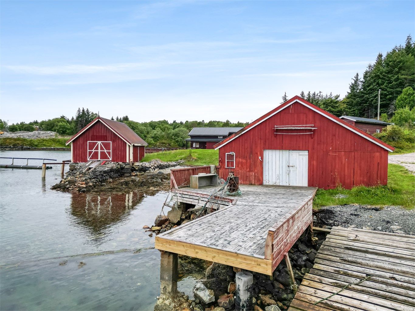 Eiendommen har videre bruksrett til eksisterende båtutlegg, samt et nytt dragerutlegg som plasseres midt mellom eksisterende utlegg og kaifront utenfor naustet. 