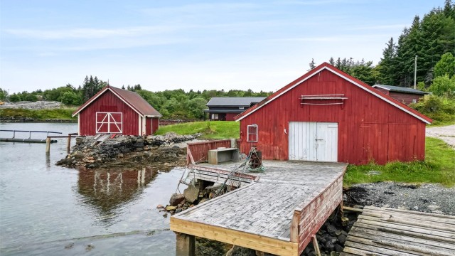 Eiendommen har videre bruksrett til eksisterende båtutlegg, samt et nytt dragerutlegg som plasseres midt mellom eksisterende utlegg og kaifront utenfor naustet.