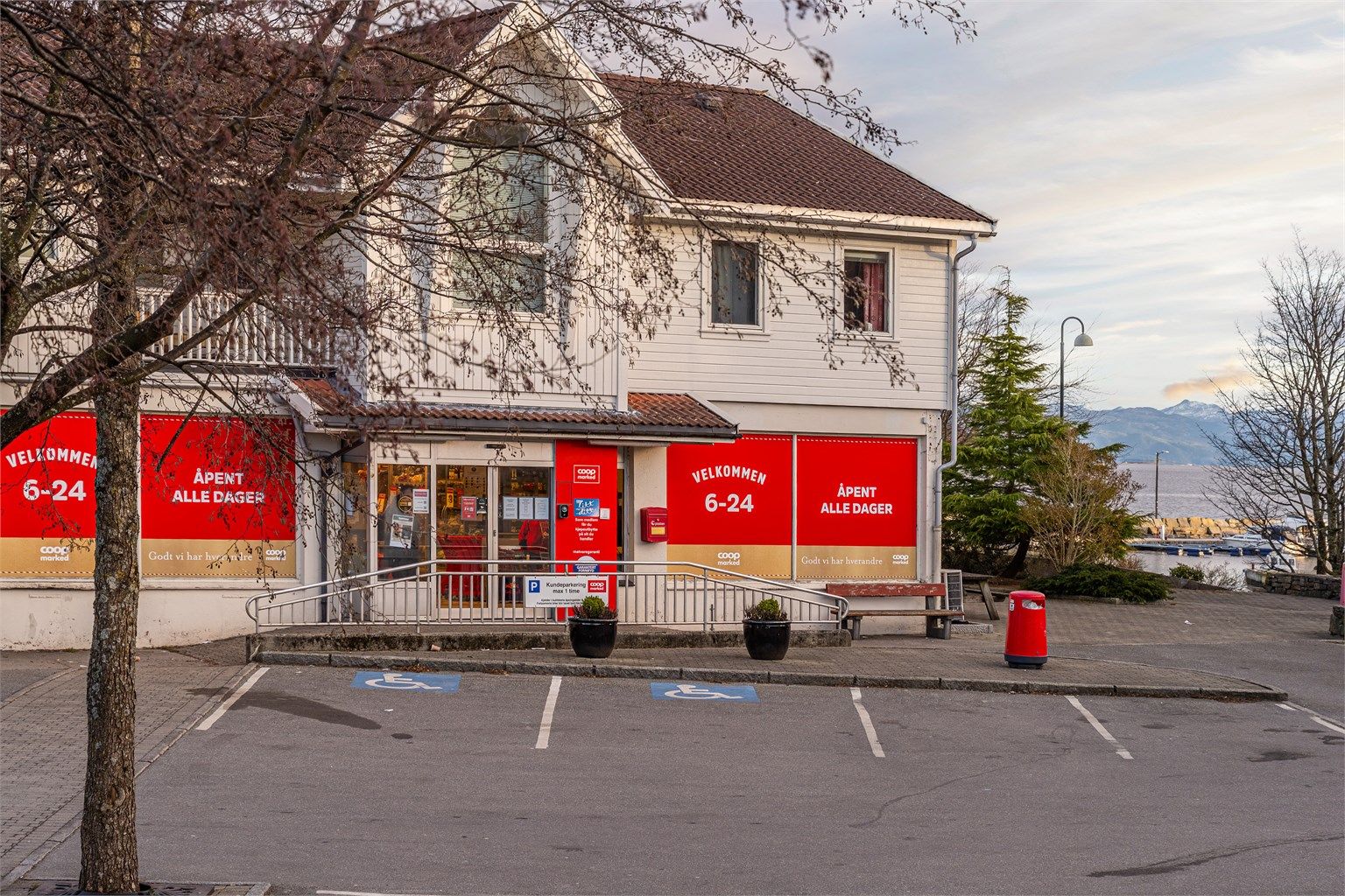 De daglige innkjøpene gjøres enkelt på Coop Marked Østhusvik, kun fem minutter unna.