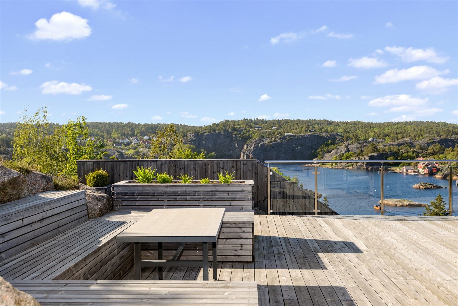 Plassbygd og nedsenket sittegruppe på terrassen, perfekt for sosiale lag.