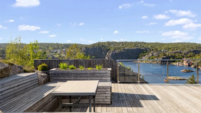 Plassbygd og nedsenket sittegruppe på terrassen, perfekt for sosiale lag.