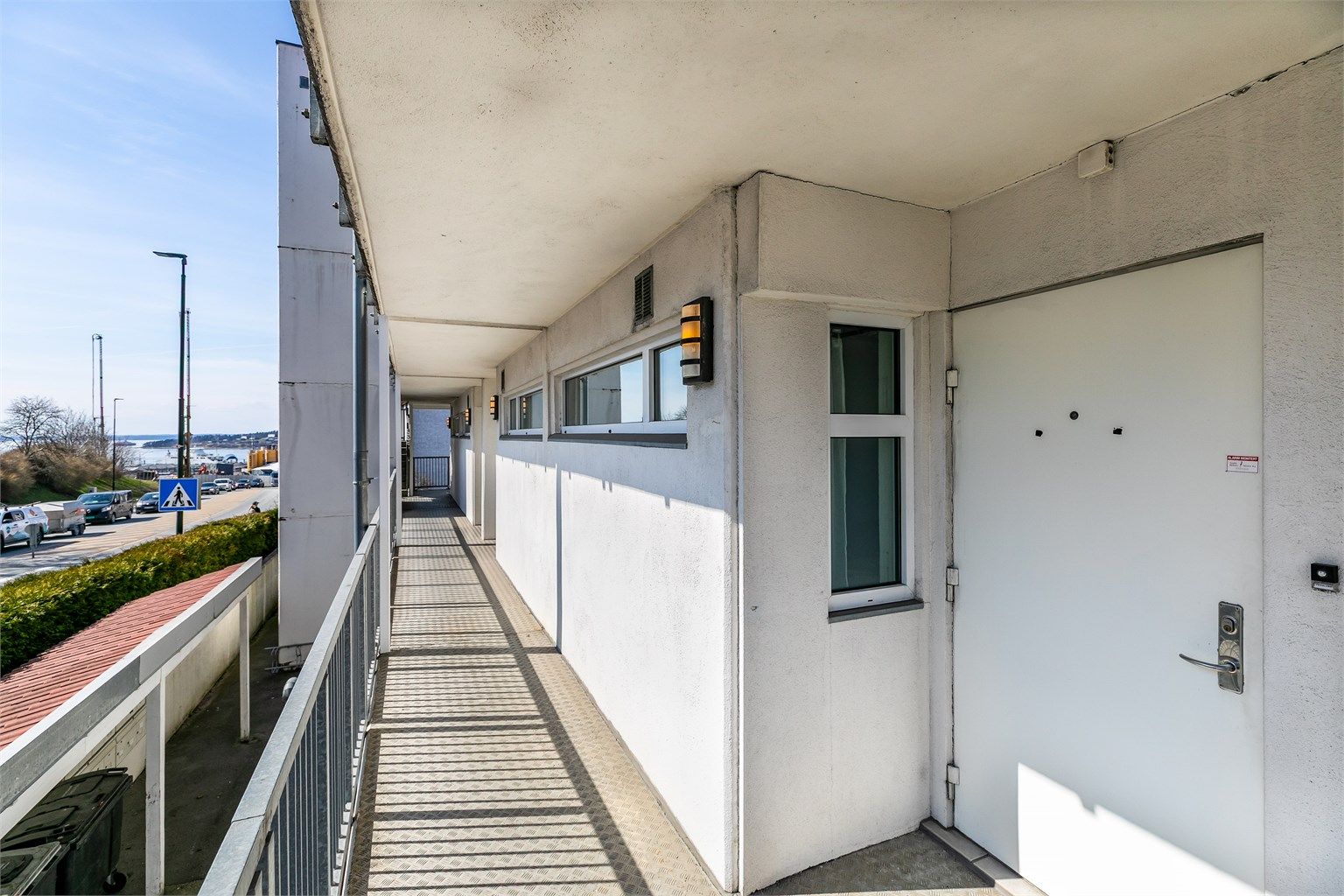 Adkomst til leiligheten skjer via felles svalgang, enten med heis eller på utvendige trapper.