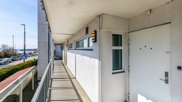 Adkomst til leiligheten skjer via felles svalgang, enten med heis eller på utvendige trapper.