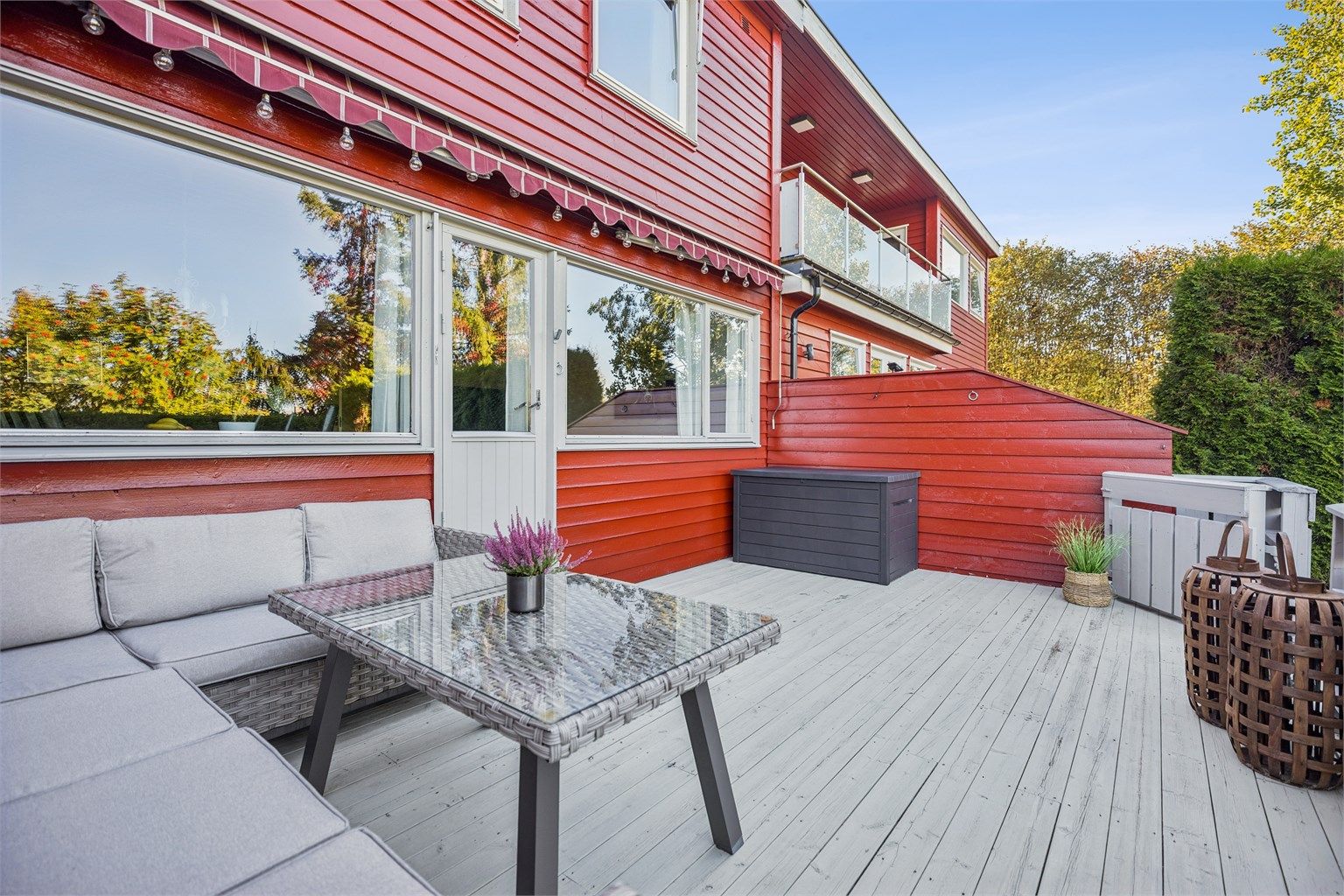 Den vestvendte terrassen blir et naturlig samlingspunkt gjennom sommeren, med god plass til både grillmiddager, hyggelige måltider og lange kvelder i godt selskap.
