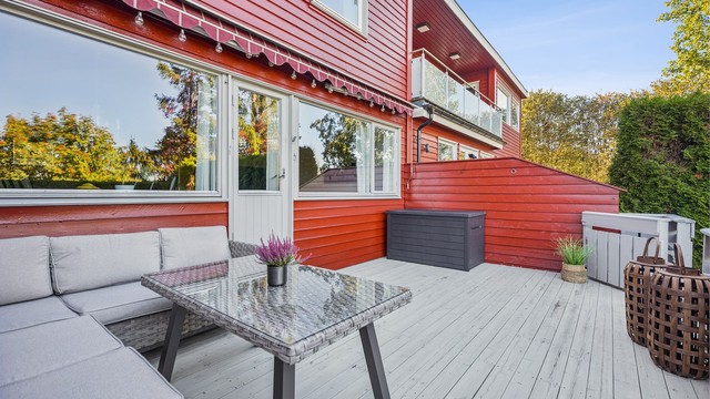 Den vestvendte terrassen blir et naturlig samlingspunkt gjennom sommeren, med god plass til både grillmiddager, hyggelige måltider og lange kvelder i godt selskap.