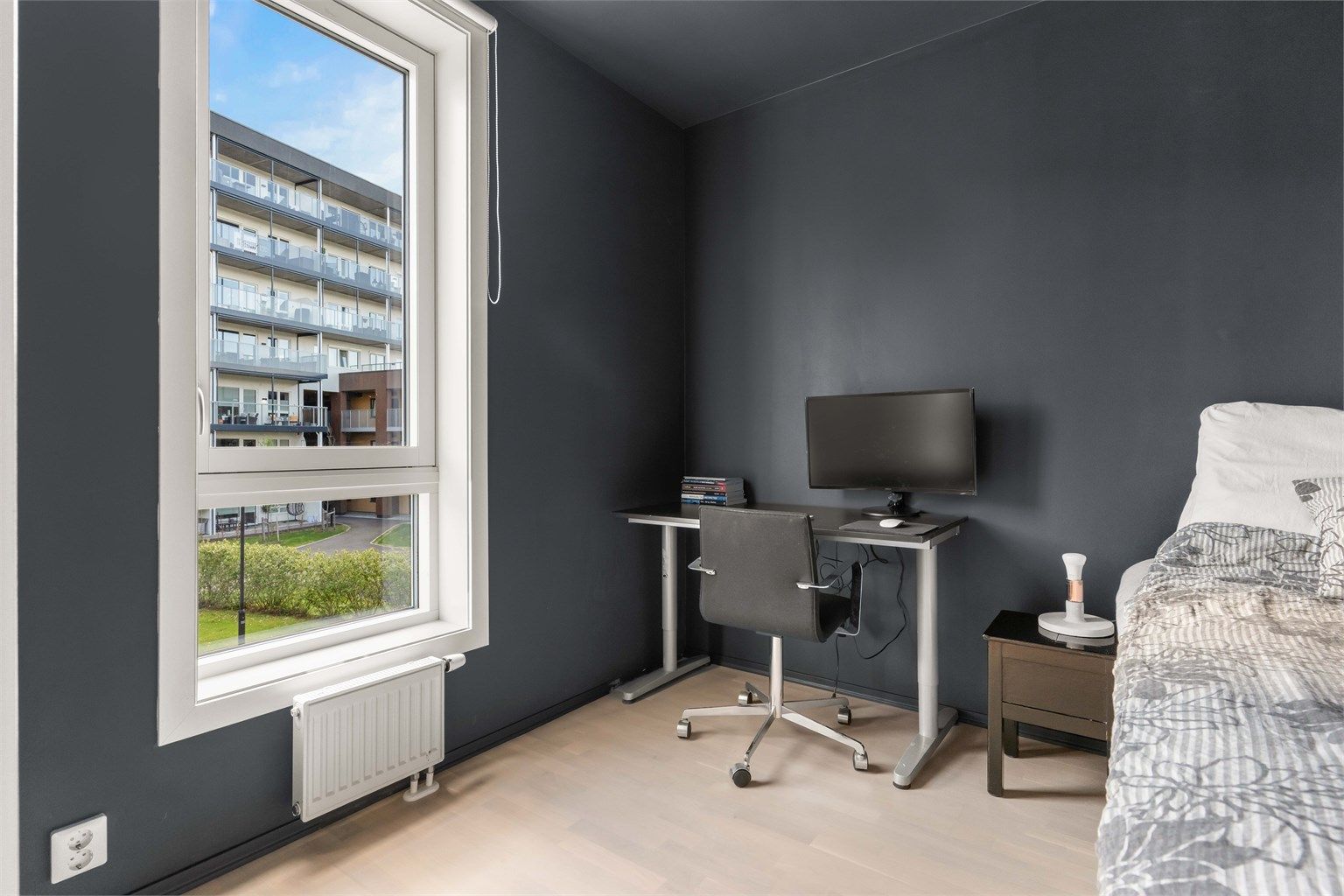 Soverommet har plass til dobbeltseng og en kontorløsning.
