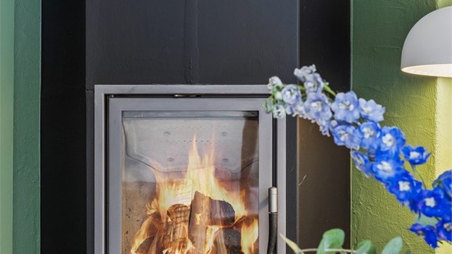 Peisovn med glassdør gir ekstra varme og hygge på kalde dager.