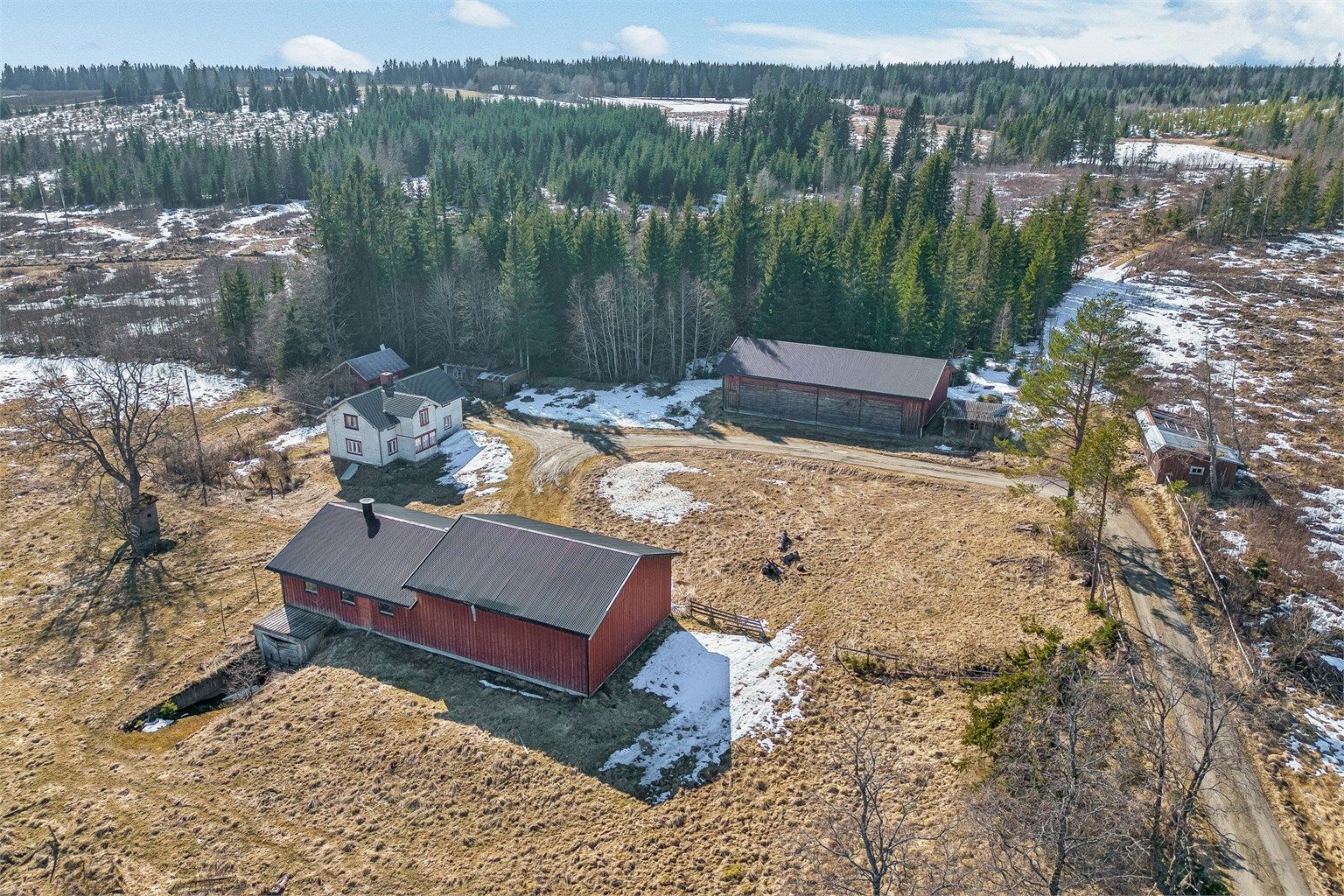 Eiendommen består av flere bygninger med varierende tilstand. Flott tomt med mange muligheter! 