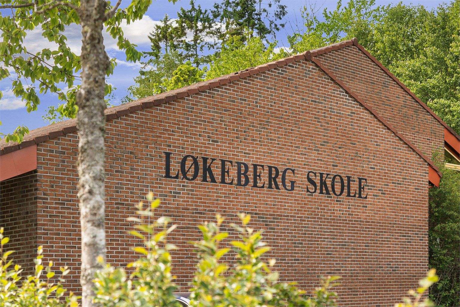 Løkeberg skole (1.-7.) ligger 9 minutter unna 