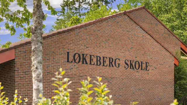 Løkeberg skole (1.-7.) ligger 9 minutter unna