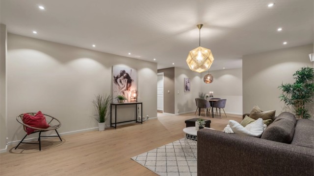 Listefrie overganger mellom tak og vegg gir et rent og moderne uttrykk.