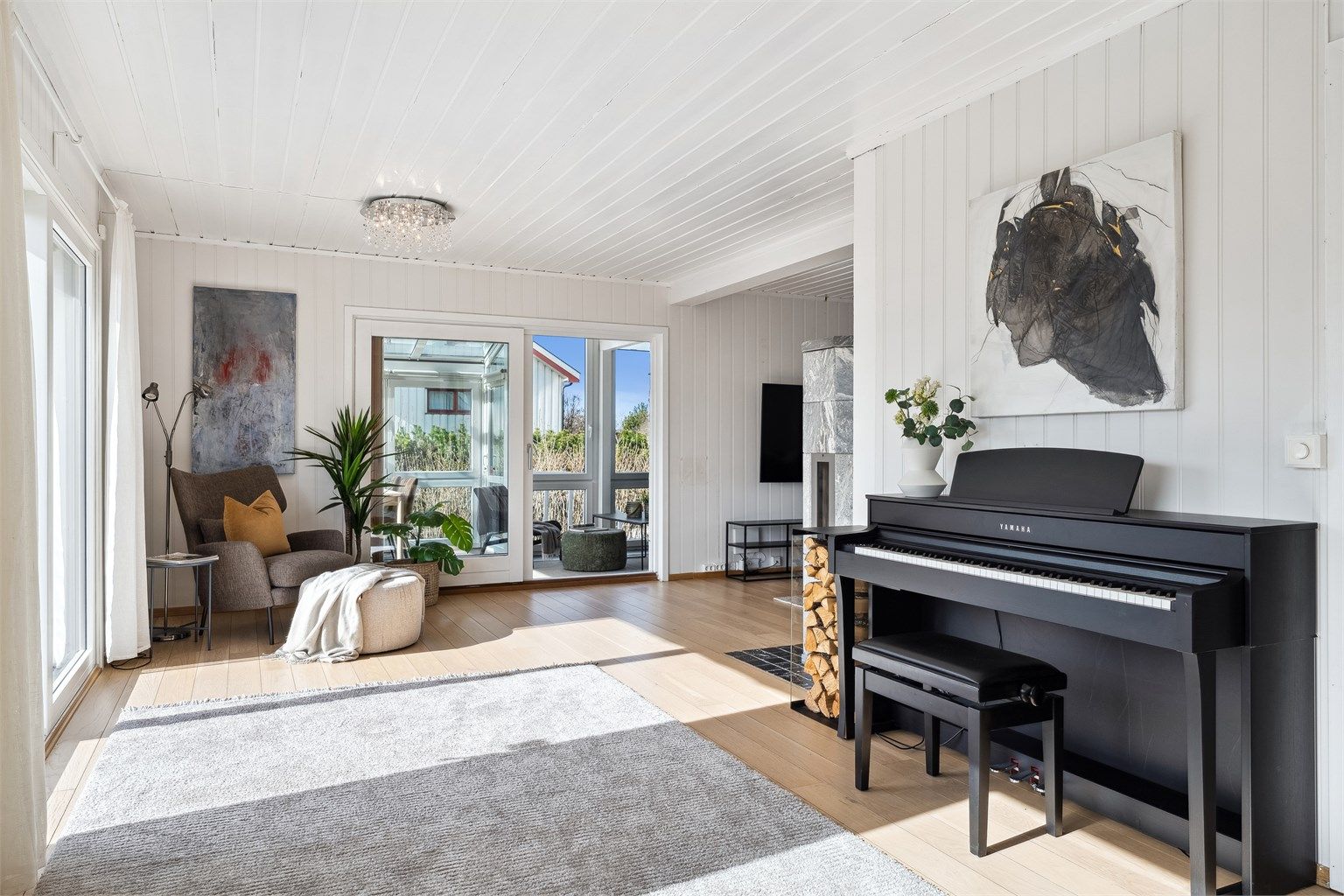 Hovedetasjen har en lys og romslig vinkelstue.