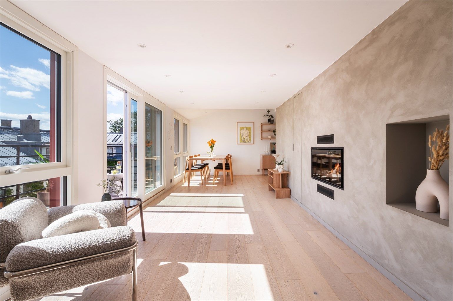 I boligens hovedetasje har du en lys og flott stue med god plass til sofagruppe mm