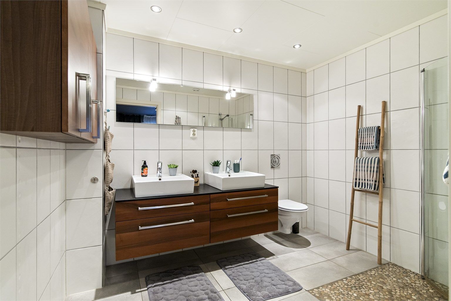 Dobbel servant i innredning, dusjnisje og wc.