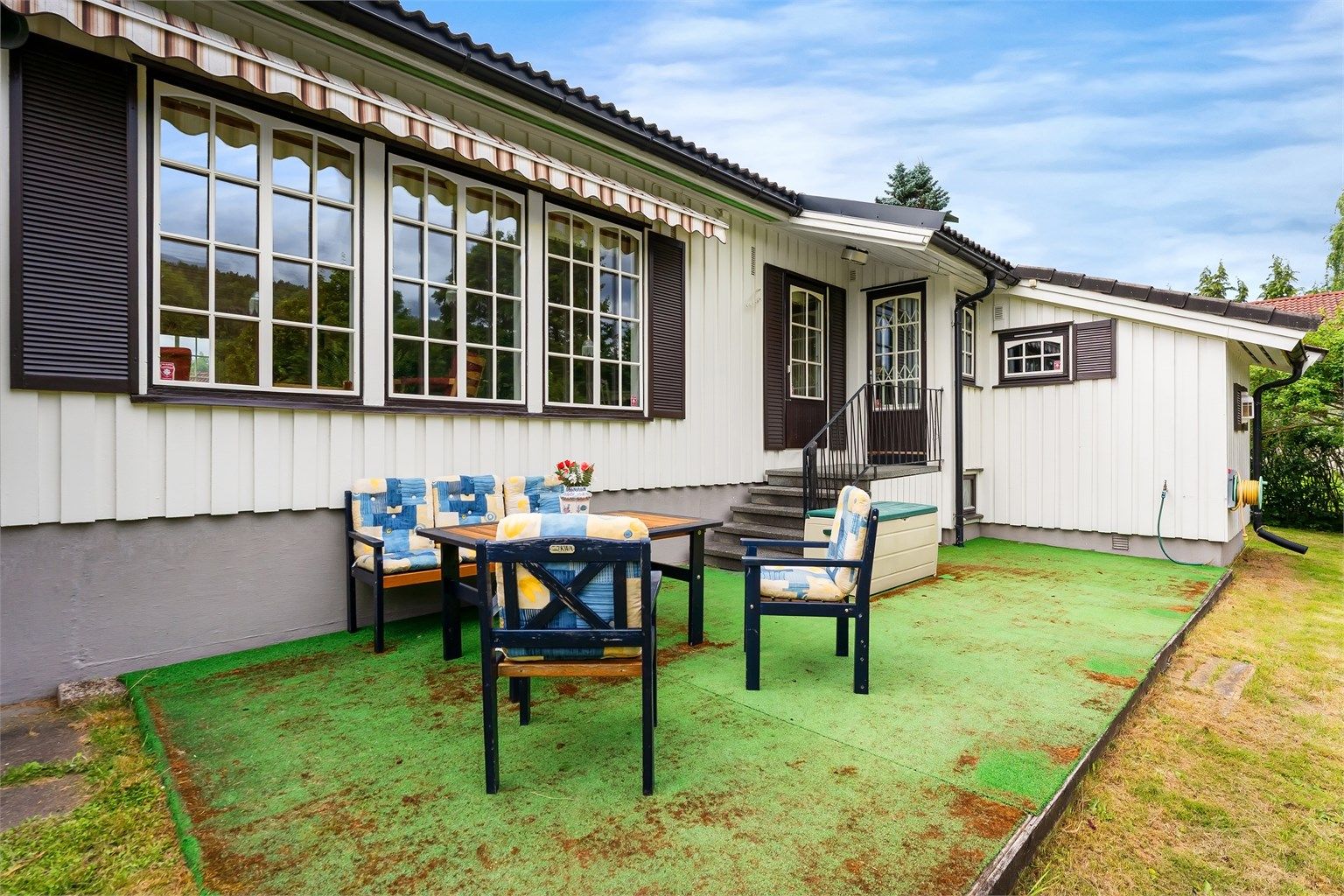 Stor platting på 23 m² med utgang fra stuen.