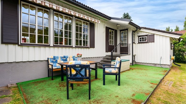 Stor platting på 23 m² med utgang fra stuen.