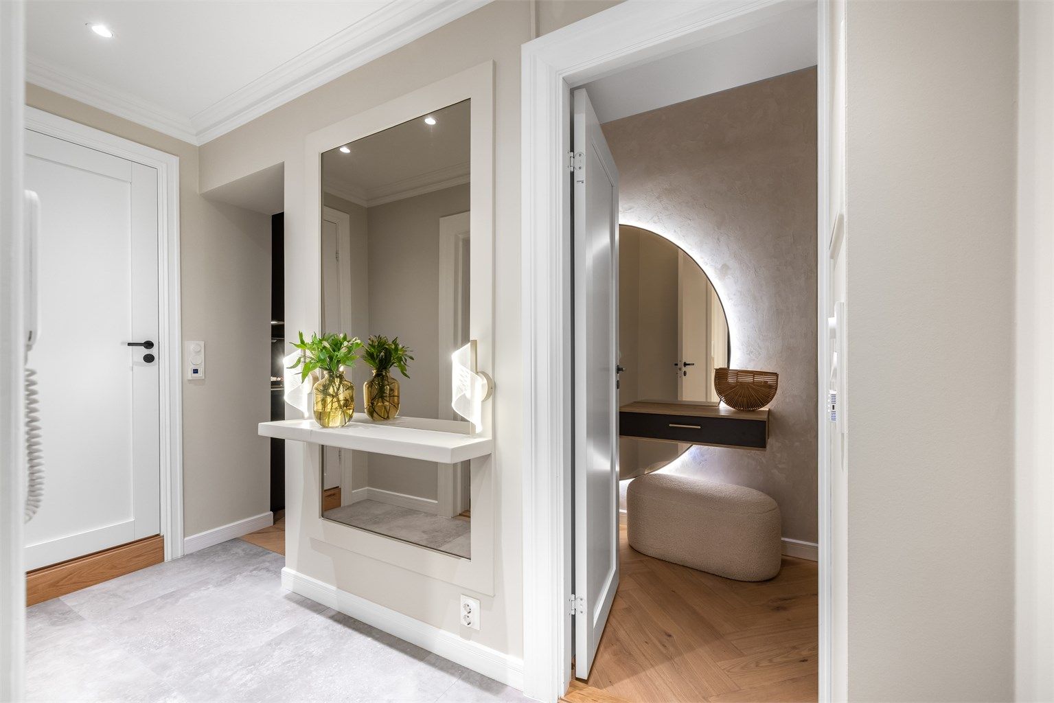 Hele leiligheten ble totaloppusset i 2025 og har gjennomtenkte løsninger og eksklusive detaljer