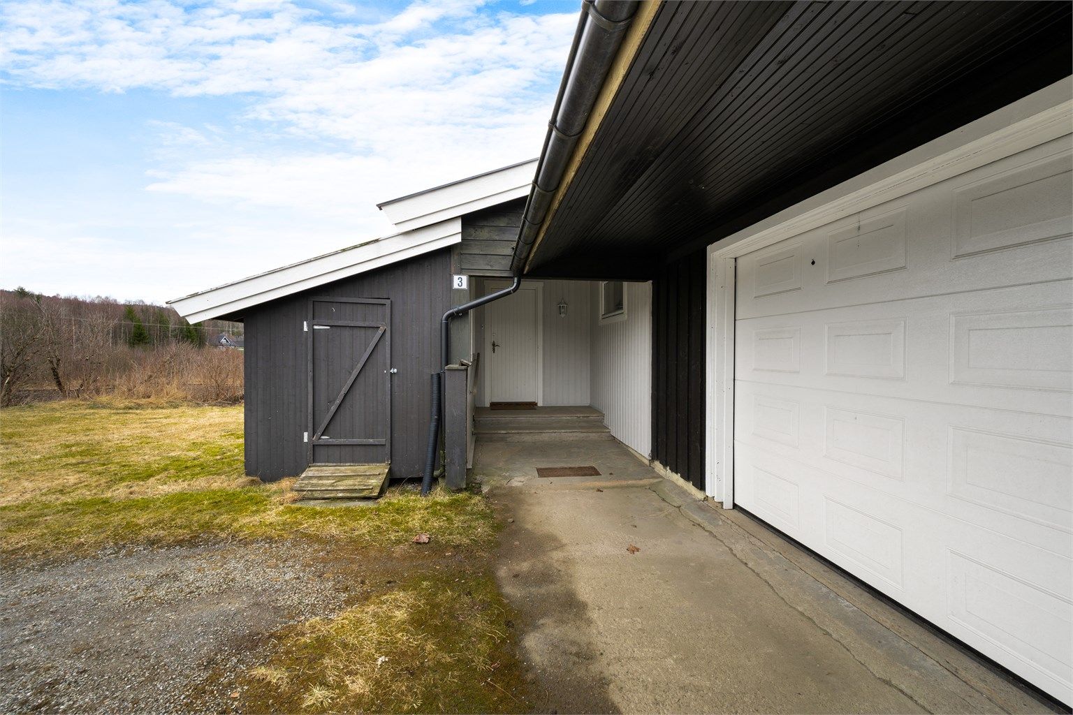 Overbygget inngangsparti og direkte tilknytning til den integrerte garasjen på 32 m².