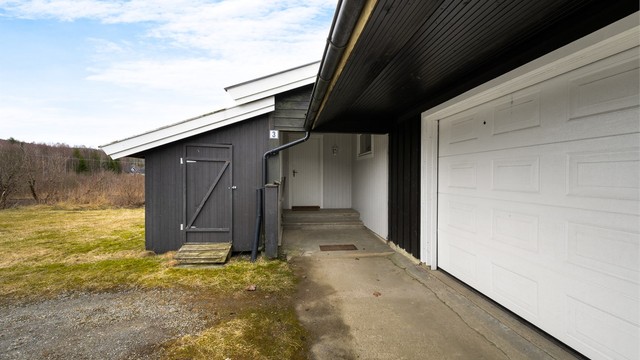 Overbygget inngangsparti og direkte tilknytning til den integrerte garasjen på 32 m².