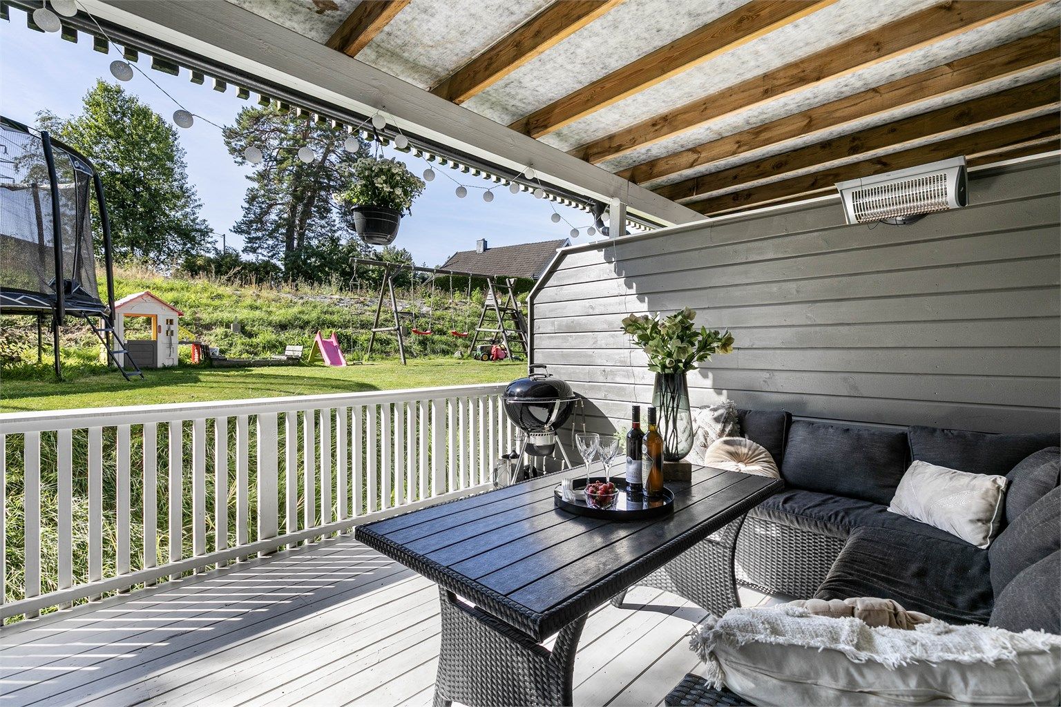Skjermende overbygg gjør det mulig å sitte ute selv om sommerværet ikke er på sitt aller beste.