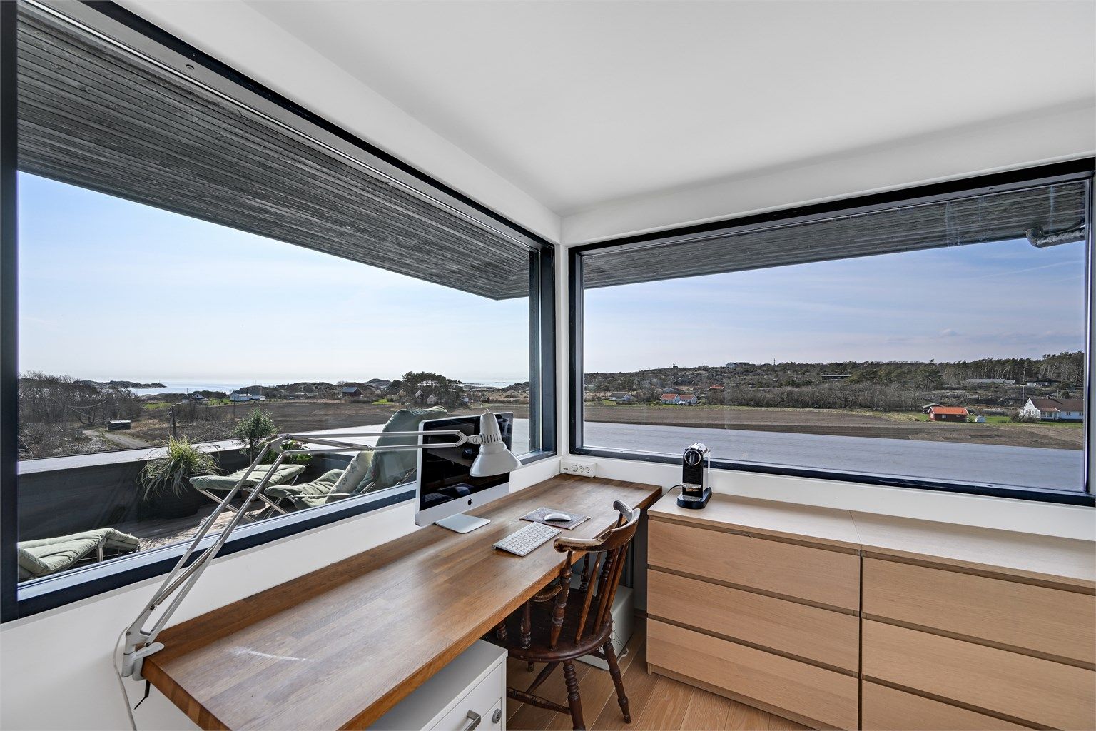 En egen sone i rommet er tilrettelagt for hjemmekontor, med en fantastisk utsikt som inspirasjon.