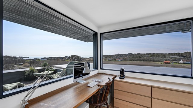 En egen sone i rommet er tilrettelagt for hjemmekontor, med en fantastisk utsikt som inspirasjon.