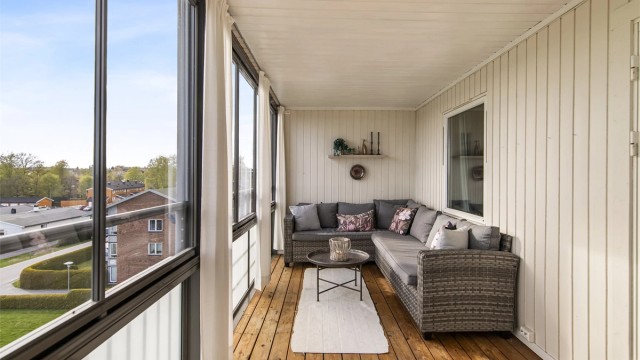 Balkongen måler cirka 15 kvm og fungerer ypperlig som en forlengelse av stuen store deler av året.