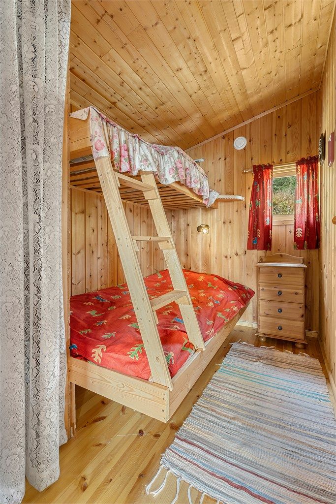 Soverom med køyeseng og plass til flere sengeplasser – ideelt for familie og gjester. Dette rommet måler 4,5 kvm.