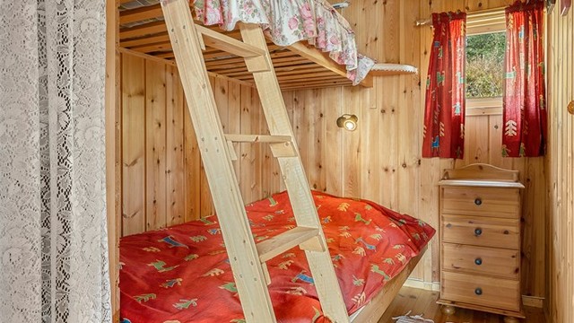 Soverom med køyeseng og plass til flere sengeplasser – ideelt for familie og gjester. Dette rommet måler 4,5 kvm.