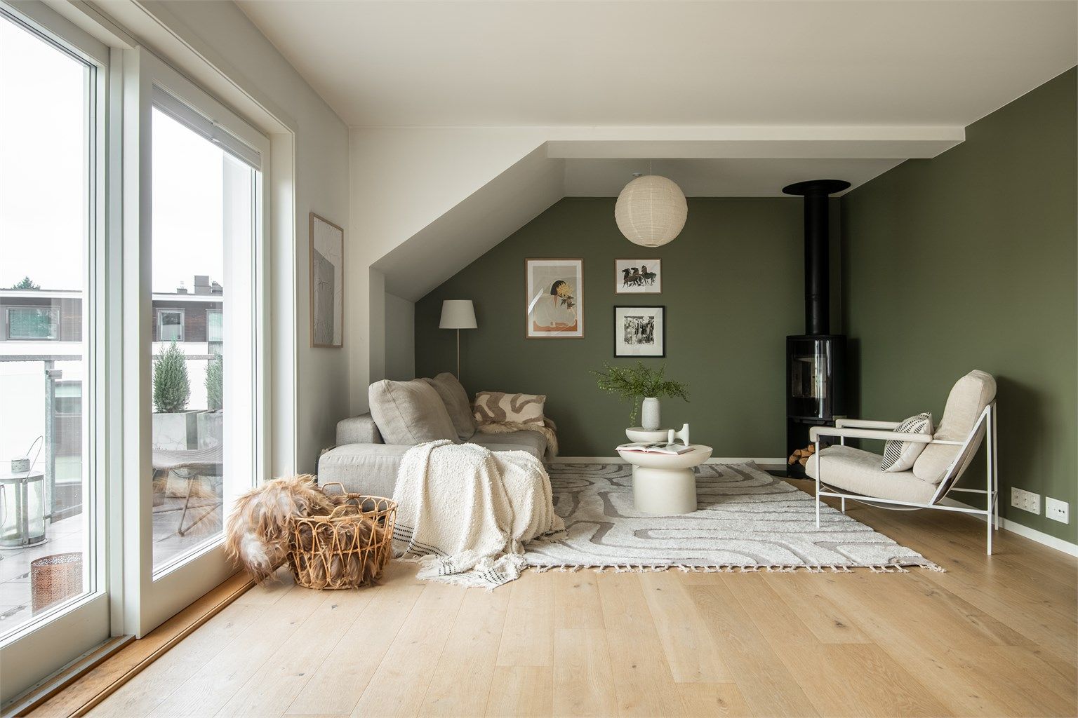 Stuen har store vindusflater som gir mye naturlig lysinnslipp. 