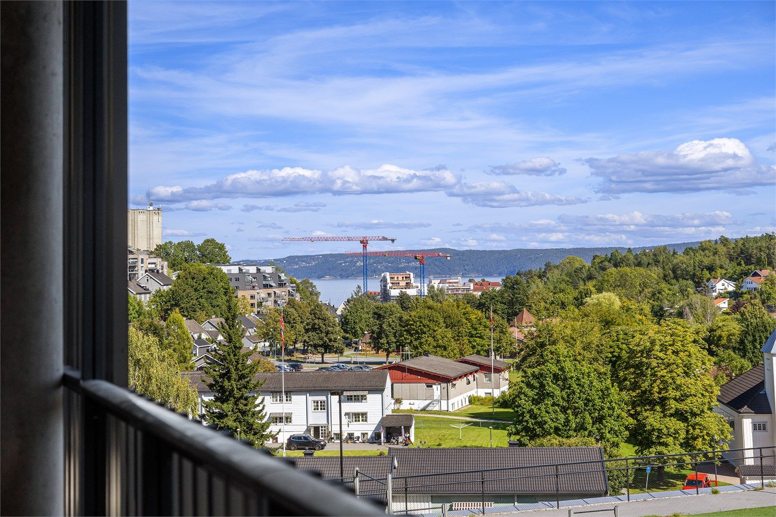 Utsikten fra uteområde ved inngangspartiet